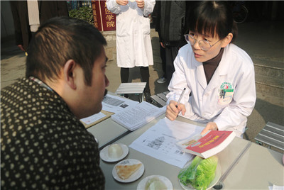 健康中國行在行動 綿陽市中醫醫院開展合理膳食義診咨詢活動